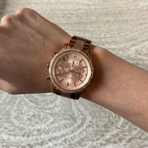 Michael Kors watch.

Looks brand new.

No scratches or marks.